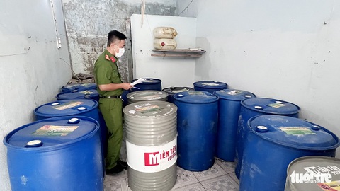 Khởi tố, tạm giam nghi phạm buôn bán dầu nhớt giả số lượng lớn - Ảnh 1. Khởi tố, tạm giam nghi phạm buôn bán dầu nhớt giả số lượng lớn - Ảnh 1.