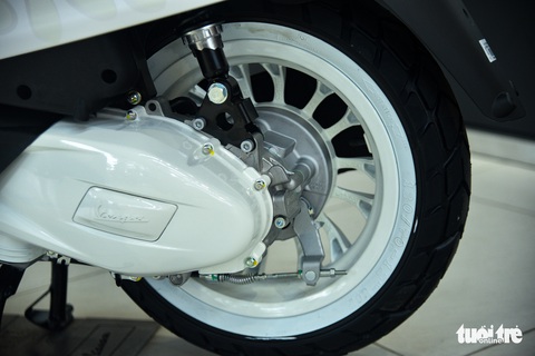Vespa Sprint Justin Bieber khan hàng, dân buôn hét giá chênh cả trăm triệu - Ảnh 9. Vespa Sprint Justin Bieber khan hàng, dân buôn hét giá chênh cả trăm triệu - Ảnh 9.