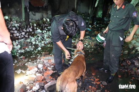Tạm dừng tìm kiếm 3 mẹ con còn mất tích trong vụ cháy nhà ở Phan Rang - Ảnh 2. Tạm dừng tìm kiếm 3 mẹ con còn mất tích trong vụ cháy nhà ở Phan Rang - Ảnh 2.