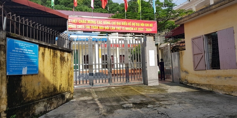 Nộp hồ sơ cho con học lớp 6, nhiều phụ huynh phải đóng 2 triệu đồng nhờ mua sách, đồng phục... - Ảnh 1. Nộp hồ sơ cho con học lớp 6, nhiều phụ huynh phải đóng 2 triệu đồng nhờ mua sách, đồng phục... - Ảnh 1.