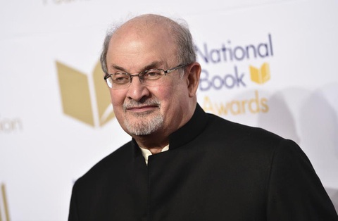 Nhà văn Salman Rushdie cai máy thở, có thể nói chuyện - Ảnh 1. Nhà văn Salman Rushdie cai máy thở, có thể nói chuyện - Ảnh 1.
