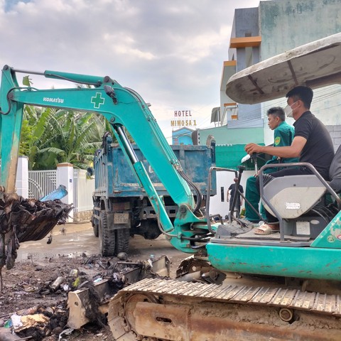 Tiếp tục tìm kiếm 3 mẹ con trong đám cháy ở Ninh Thuận - Ảnh 3. Tiếp tục tìm kiếm 3 mẹ con trong đám cháy ở Ninh Thuận - Ảnh 3.