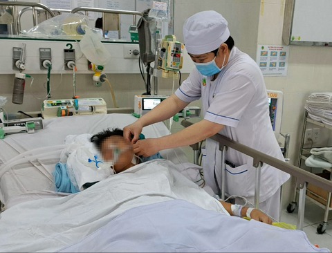 Thi lặn với bạn, hai bé trai chìm dưới nước 5 phút tổn thương phổi nguy kịch - Ảnh 1. Thi lặn với bạn, hai bé trai chìm dưới nước 5 phút tổn thương phổi nguy kịch - Ảnh 1.