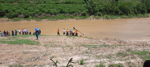 Lật thuyền chở 5 người, mới tìm thấy thi thể 1 cháu nhỏ, còn 4 người mất tích - Ảnh 1. Lật thuyền chở 5 người, mới tìm thấy thi thể 1 cháu nhỏ, còn 4 người mất tích - Ảnh 1.