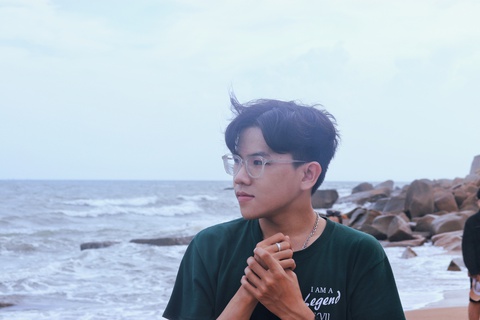 Không muốn một màu, cậu sinh viên học xuất sắc song ngành kinh tế nhưng mê dạy văn - Ảnh 1. Không muốn một màu, cậu sinh viên học xuất sắc song ngành kinh tế nhưng mê dạy văn - Ảnh 1.
