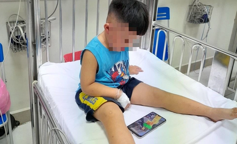 Bé trai bị nhốt vào tủ cấp đông có thể ra viện trong chiều nay 15-8 - Ảnh 1. Bé trai bị nhốt vào tủ cấp đông có thể ra viện trong chiều nay 15-8 - Ảnh 1.