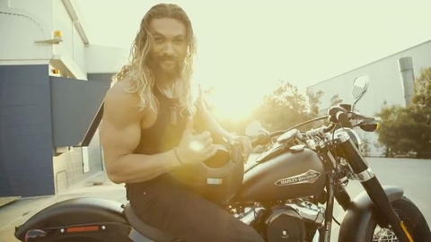 Bộ sưu tập xe của ‘Aquaman’ Jason Momoa: Khiêm tốn một cách khó tin - Ảnh 18. Bộ sưu tập xe của ‘Aquaman’ Jason Momoa: Khiêm tốn một cách khó tin - Ảnh 18.
