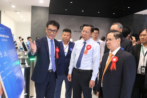Chủ tịch nước Nguyễn Xuân Phúc: Hy vọng CMC Tân Thuận sẽ là trái tim trong chuyển đổi số - Ảnh 3. Chủ tịch nước Nguyễn Xuân Phúc: Hy vọng CMC Tân Thuận sẽ là trái tim trong chuyển đổi số - Ảnh 3.