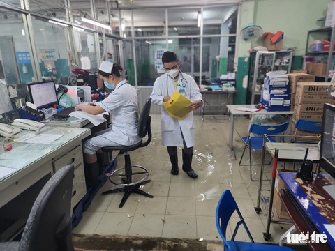 Y bác sĩ và người nhà bệnh nhân lội bì bõm tại khoa cấp cứu - Ảnh 1. Y bác sĩ và người nhà bệnh nhân lội bì bõm tại khoa cấp cứu - Ảnh 1.