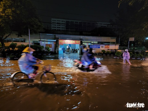 Y bác sĩ và người nhà bệnh nhân lội bì bõm tại khoa cấp cứu - Ảnh 3. Y bác sĩ và người nhà bệnh nhân lội bì bõm tại khoa cấp cứu - Ảnh 3.
