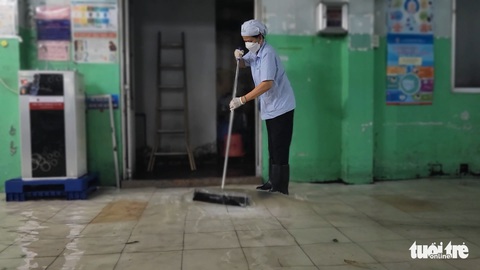 Y bác sĩ và người nhà bệnh nhân lội bì bõm tại khoa cấp cứu - Ảnh 7. Y bác sĩ và người nhà bệnh nhân lội bì bõm tại khoa cấp cứu - Ảnh 7.