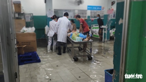 Y bác sĩ và người nhà bệnh nhân lội bì bõm tại khoa cấp cứu - Ảnh 6. Y bác sĩ và người nhà bệnh nhân lội bì bõm tại khoa cấp cứu - Ảnh 6.