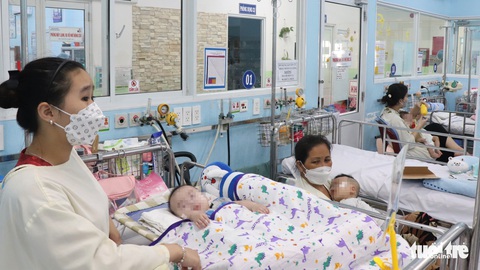 Dịch nối dịch, bệnh nhi đi 2-3 nơi mới được nhập viện - Ảnh 1. Dịch nối dịch, bệnh nhi đi 2-3 nơi mới được nhập viện - Ảnh 1.