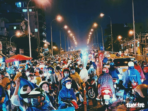 TP.HCM mưa lớn từ chiều tới tối, khắp nơi ngập nước kẹt xe - Ảnh 1. TP.HCM mưa lớn từ chiều tới tối, khắp nơi ngập nước kẹt xe - Ảnh 1.