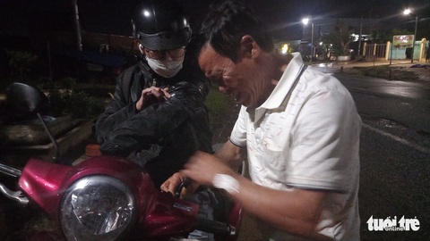 Hư hỏng trên quốc lộ 14: ổ voi 20 mét, 1 tuần hơn chục vụ tai nạn gãy răng, đứt gân chân… - Ảnh 2. Hư hỏng trên quốc lộ 14: ổ voi 20 mét, 1 tuần hơn chục vụ tai nạn gãy răng, đứt gân chân… - Ảnh 2.