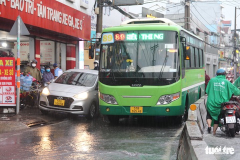 TP.HCM mưa lớn từ chiều tới tối, khắp nơi ngập nước kẹt xe - Ảnh 7. TP.HCM mưa lớn từ chiều tới tối, khắp nơi ngập nước kẹt xe - Ảnh 7.