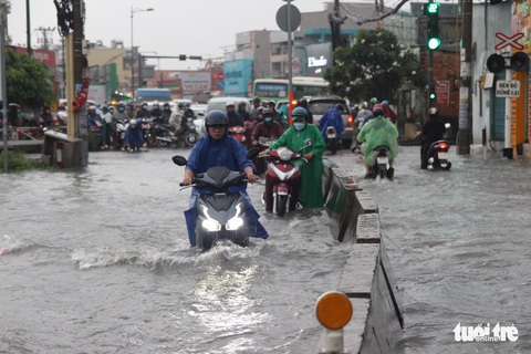 TP.HCM mưa lớn từ chiều tới tối, khắp nơi ngập nước kẹt xe - Ảnh 5. TP.HCM mưa lớn từ chiều tới tối, khắp nơi ngập nước kẹt xe - Ảnh 5.