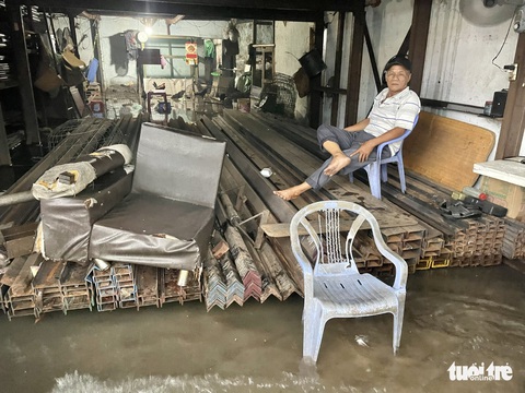 TP.HCM mưa lớn từ chiều tới tối, khắp nơi ngập nước kẹt xe - Ảnh 8. TP.HCM mưa lớn từ chiều tới tối, khắp nơi ngập nước kẹt xe - Ảnh 8.