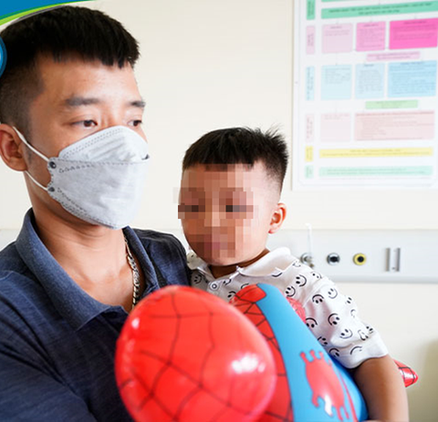 Bé trai bị nhốt trong tủ đông đã được xuất viện - Ảnh 1. Bé trai bị nhốt trong tủ đông đã được xuất viện - Ảnh 1.