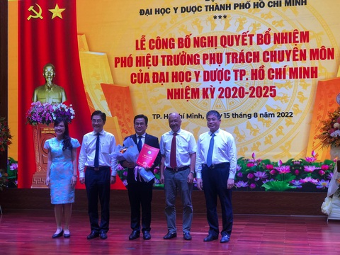 Ông Ngô Quốc Đạt lại được bổ nhiệm phó hiệu trưởng ĐH Y dược TP.HCM - Ảnh 1. Ông Ngô Quốc Đạt lại được bổ nhiệm phó hiệu trưởng ĐH Y dược TP.HCM - Ảnh 1.