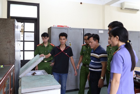 Khởi tố bị can siết cổ, giấu bé trai vào tủ cấp đông tội giết người - Ảnh 2. Khởi tố bị can siết cổ, giấu bé trai vào tủ cấp đông tội giết người - Ảnh 2.