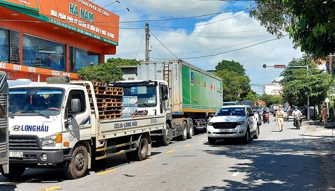 Tài xế lại phản đối thu phí qua trạm BOT Kiến Xương - Ảnh 3. Tài xế lại phản đối thu phí qua trạm BOT Kiến Xương - Ảnh 3.