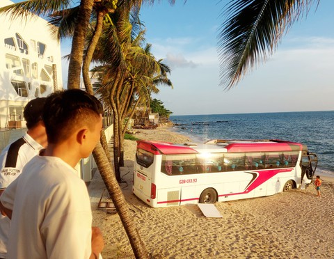 Xe khách chở 30 người lao xuống bãi biển Phú Quốc: Đã kéo được xe lên, đang tiếp tục điều tra - Ảnh 1. Xe khách chở 30 người lao xuống bãi biển Phú Quốc: Đã kéo được xe lên, đang tiếp tục điều tra - Ảnh 1.