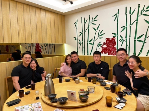 Ảnh vui 16-8: Chàng trai lạc lõng giữa 3 cặp đôi hạnh phúc - Ảnh 1. Ảnh vui 16-8: Chàng trai lạc lõng giữa 3 cặp đôi hạnh phúc - Ảnh 1.