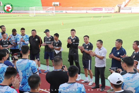 Đặng Văn Lâm tập buổi đầu tiên trên sân Quy Nhơn - Ảnh 1. Đặng Văn Lâm tập buổi đầu tiên trên sân Quy Nhơn - Ảnh 1.