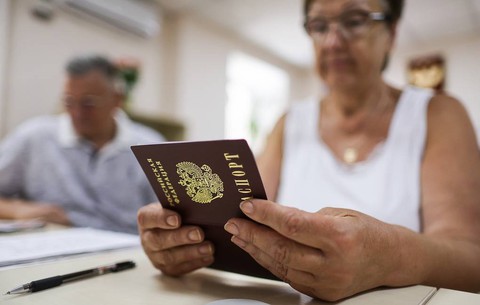 Phe thân Nga ở Ukraine nói đã nhận gần 50.000 đơn xin cấp hộ chiếu Nga - Ảnh 1. Phe thân Nga ở Ukraine nói đã nhận gần 50.000 đơn xin cấp hộ chiếu Nga - Ảnh 1.