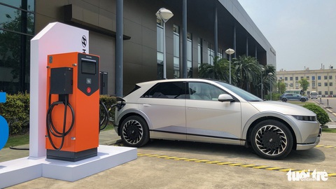Đại lý chào bán Hyundai Ioniq 5 giá gần 2 tỉ đồng, hứa giao xe sau 10 ngày - Ảnh 2. Đại lý chào bán Hyundai Ioniq 5 giá gần 2 tỉ đồng, hứa giao xe sau 10 ngày - Ảnh 2.