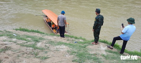 Vụ lật thuyền làm 5 người chết và mất tích ở Lào Cai: Do thuyền trôi vào khu vực nước xoáy - Ảnh 2. Vụ lật thuyền làm 5 người chết và mất tích ở Lào Cai: Do thuyền trôi vào khu vực nước xoáy - Ảnh 2.