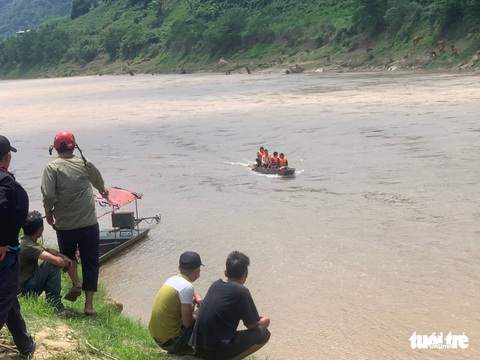 Xuyên đêm tìm kiếm 4 người mất tích do lật thuyền, tìm thấy thêm 1 thi thể - Ảnh 1. Xuyên đêm tìm kiếm 4 người mất tích do lật thuyền, tìm thấy thêm 1 thi thể - Ảnh 1.