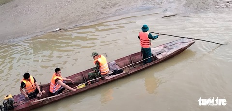 Xuyên đêm tìm kiếm 4 người mất tích do lật thuyền, tìm thấy thêm 1 thi thể - Ảnh 3. Xuyên đêm tìm kiếm 4 người mất tích do lật thuyền, tìm thấy thêm 1 thi thể - Ảnh 3.
