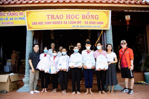 Minh Dự dùng nhuận bút lập quỹ khuyến học; Thanh Duy tiết kiệm tiền làm live show - Ảnh 2. Minh Dự dùng nhuận bút lập quỹ khuyến học; Thanh Duy tiết kiệm tiền làm live show - Ảnh 2.