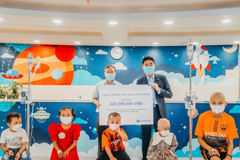 Shinhan Life Việt Nam tiếp tục đồng hành cùng bệnh nhi ung thư máu - Ảnh 1. Shinhan Life Việt Nam tiếp tục đồng hành cùng bệnh nhi ung thư máu - Ảnh 1.