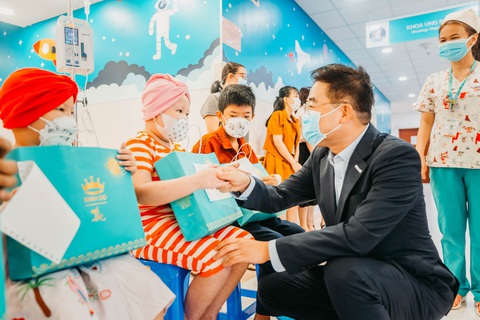 Shinhan Life Việt Nam tiếp tục đồng hành cùng bệnh nhi ung thư máu - Ảnh 2. Shinhan Life Việt Nam tiếp tục đồng hành cùng bệnh nhi ung thư máu - Ảnh 2.