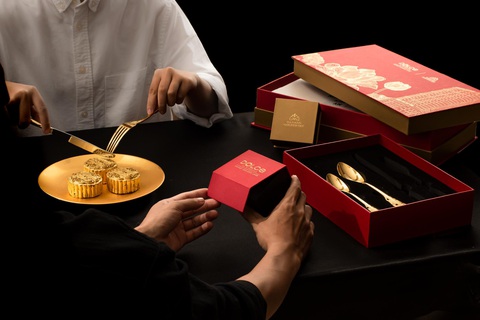 Bánh trung thu phủ vàng 24k: Lựa chọn mới cho mùa trăng rằm - Ảnh 2. Bánh trung thu phủ vàng 24k: Lựa chọn mới cho mùa trăng rằm - Ảnh 2.
