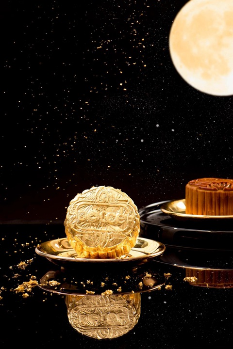 Bánh trung thu phủ vàng 24k: Lựa chọn mới cho mùa trăng rằm - Ảnh 5. Bánh trung thu phủ vàng 24k: Lựa chọn mới cho mùa trăng rằm - Ảnh 5.
