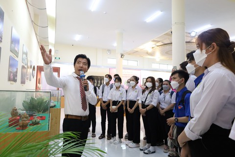 Triển lãm ảnh về hoạt động của Chủ tịch Hồ Chí Minh và trưng bày hình tượng hoa sen - Ảnh 1. Triển lãm ảnh về hoạt động của Chủ tịch Hồ Chí Minh và trưng bày hình tượng hoa sen - Ảnh 1.
