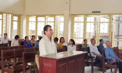 Người 3 lần bị tuyên tử hình vì giết mẹ tiếp tục kêu oan tại tòa - Ảnh 1. Người 3 lần bị tuyên tử hình vì giết mẹ tiếp tục kêu oan tại tòa - Ảnh 1.