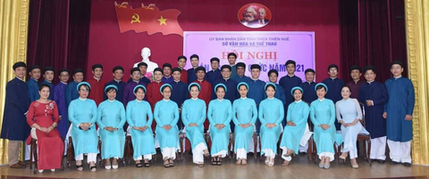 Mặc áo dài nam nơi công sở: Chuẩn mực, vừa vặn thì sẽ đẹp - Ảnh 1. Mặc áo dài nam nơi công sở: Chuẩn mực, vừa vặn thì sẽ đẹp - Ảnh 1.