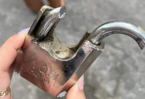 Ai đã đổ keo 502 vào ổ khóa hàng chục nhà dân ở Đà Nẵng? - Ảnh 2. Ai đã đổ keo 502 vào ổ khóa hàng chục nhà dân ở Đà Nẵng? - Ảnh 2.