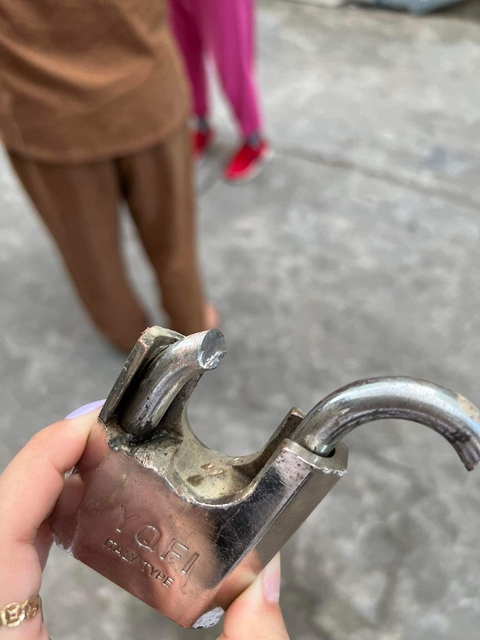 Vụ đổ keo dán sắt vào ổ khóa cửa nhà dân: Xử phạt như thế nào? - Ảnh 2. Vụ đổ keo dán sắt vào ổ khóa cửa nhà dân: Xử phạt như thế nào? - Ảnh 2.