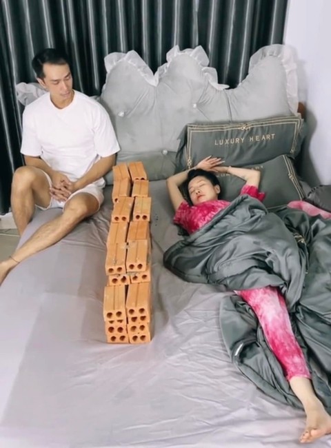 Ảnh vui 17-8: Vợ giận chồng xếp gạch xây tường ngăn đôi chiếc giường - Ảnh 1. Ảnh vui 17-8: Vợ giận chồng xếp gạch xây tường ngăn đôi chiếc giường - Ảnh 1.
