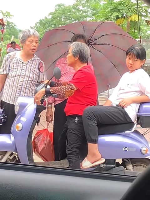 Ảnh vui 17-8: Vợ giận chồng xếp gạch xây tường ngăn đôi chiếc giường - Ảnh 4. Ảnh vui 17-8: Vợ giận chồng xếp gạch xây tường ngăn đôi chiếc giường - Ảnh 4.