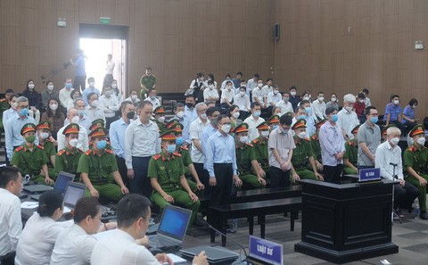 Cựu chủ tịch Bình Dương nói không biết việc chuyển nhượng đất vàng, xin hưởng mức án nhẹ nhất - Ảnh 2. Cựu chủ tịch Bình Dương nói không biết việc chuyển nhượng đất vàng, xin hưởng mức án nhẹ nhất - Ảnh 2.