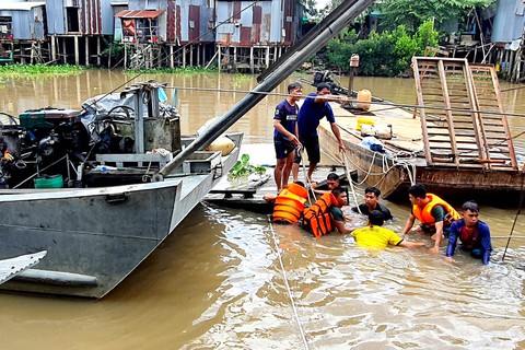 Chìm vỏ lãi chở gỗ trên kênh Vĩnh Tế, 1 người tử vong - Ảnh 1. Chìm vỏ lãi chở gỗ trên kênh Vĩnh Tế, 1 người tử vong - Ảnh 1.