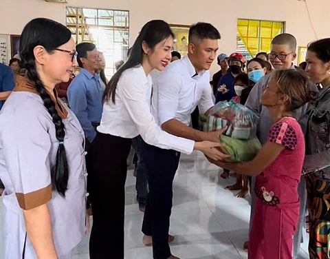 Ảnh vui sao Việt 17-8: Hà Đức Chinh dí dỏm bên Bảo Hân - Ảnh 3. Ảnh vui sao Việt 17-8: Hà Đức Chinh dí dỏm bên Bảo Hân - Ảnh 3.