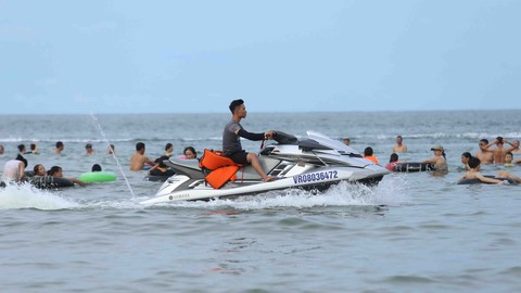 Bất an vì môtô nước chạy bát nháo ở biển Cửa Lò - Ảnh 1. Bất an vì môtô nước chạy bát nháo ở biển Cửa Lò - Ảnh 1.
